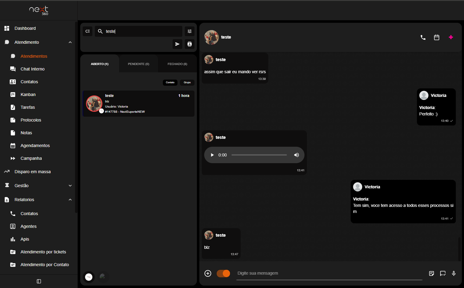 Tela de Atendimentos do WhatsApp com a lista de conversas nas abas Aberto, Pendente e Fechado à esquerda e, à direita, o histórico da conversa com mensagens de texto e áudio e o campo de envio